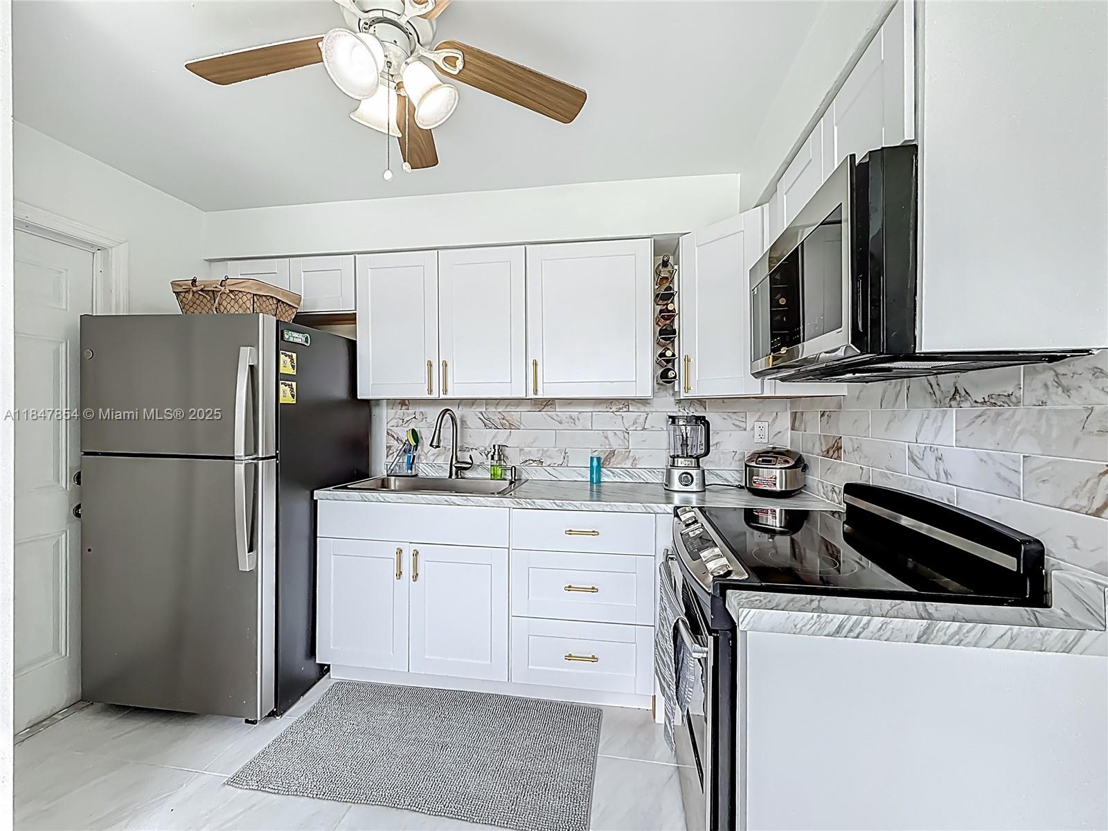 Spacious & Fully Renovated 2-Bedroom Home – 5 Minutes to the Hollywood Beach, 2 minutes to Downtown Hollywood, 2 Minutes to Publix, 2 Minutes to I-95!
Welcome to this large and spacious 2-bedroom, 1-bath home, thoughtfully remodeled from top to bottom. Enjoy central A/C, brand-new floors and baseboards, a modern kitchen and bathroom, and in-unit laundry for everyday ease. The expansive outdoor patio is perfect for relaxing or entertaining, and there’s tons of parking for guests. Ideally located just 5 minutes from the beach and 2 minutes from I-95, this home offers the perfect blend of style, space, and convenience.