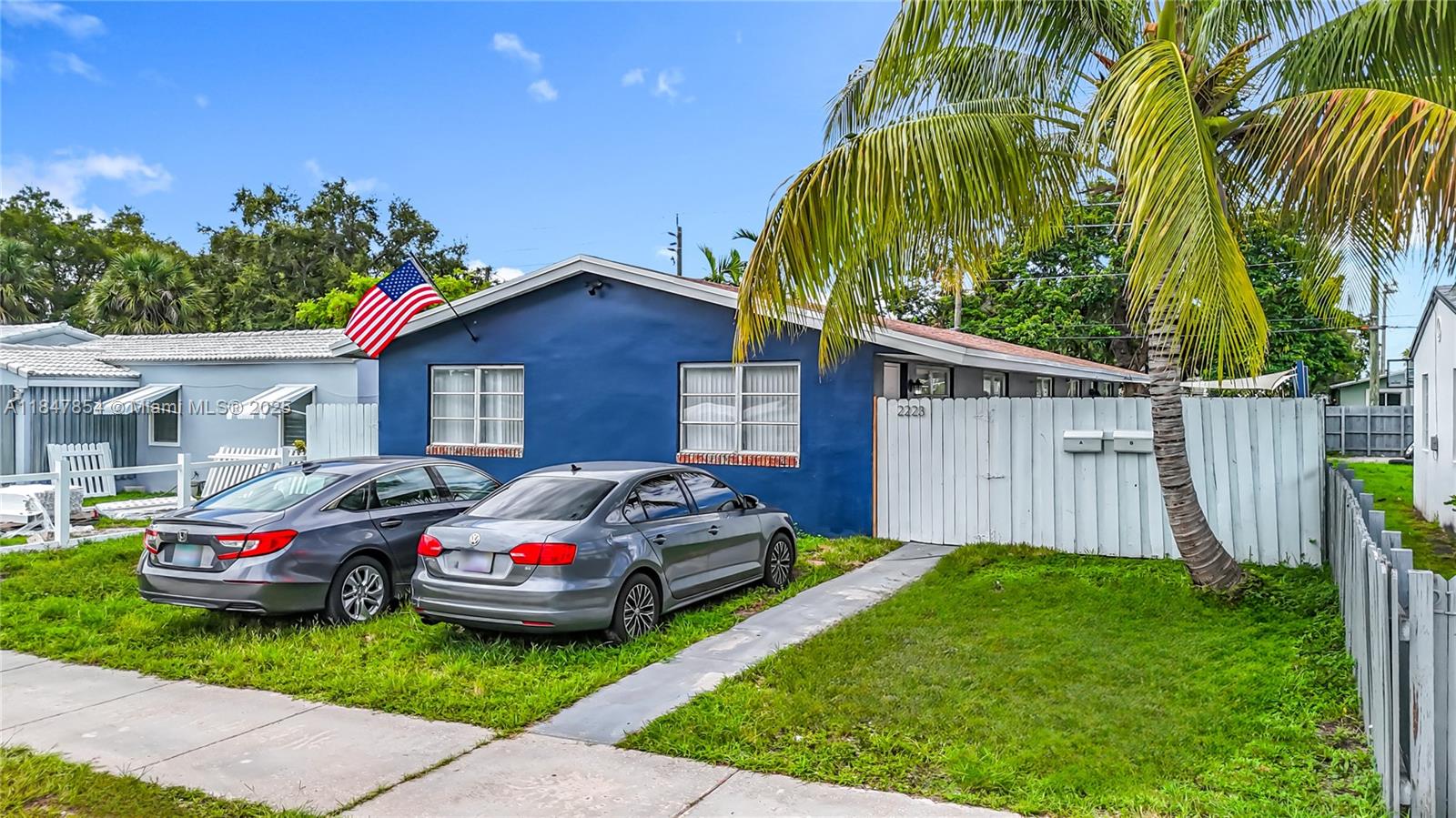 Spacious & Fully Renovated 2-Bedroom Home – 5 Minutes to the Hollywood Beach, 2 minutes to Downtown Hollywood, 2 Minutes to Publix, 2 Minutes to I-95!
Welcome to this large and spacious 2-bedroom, 1-bath home, thoughtfully remodeled from top to bottom. Enjoy central A/C, brand-new floors and baseboards, a modern kitchen and bathroom, and in-unit laundry for everyday ease. The expansive outdoor patio is perfect for relaxing or entertaining, and there’s tons of parking for guests. Ideally located just 5 minutes from the beach and 2 minutes from I-95, this home offers the perfect blend of style, space, and convenience.