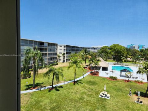 Condominium in Hollywood FL 4700 Washington St.jpg