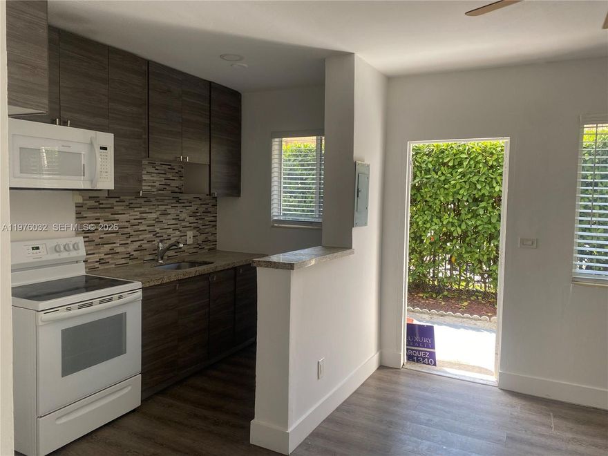 Ready to move in centrally located one bedroom. Rapid approval accepting all offers and housing assistance programs . Call or text me for for information.