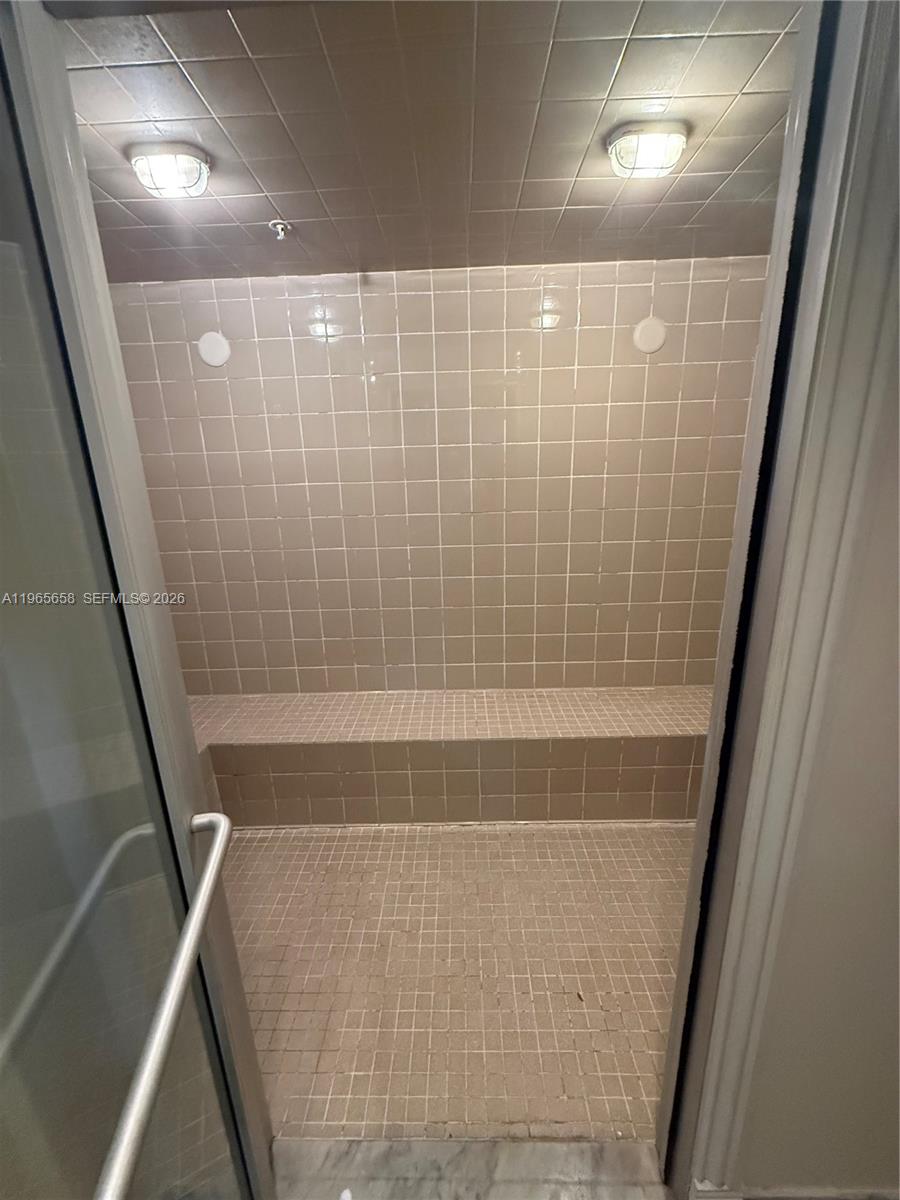 ST TROPEZ ON THE BAY III - Residential