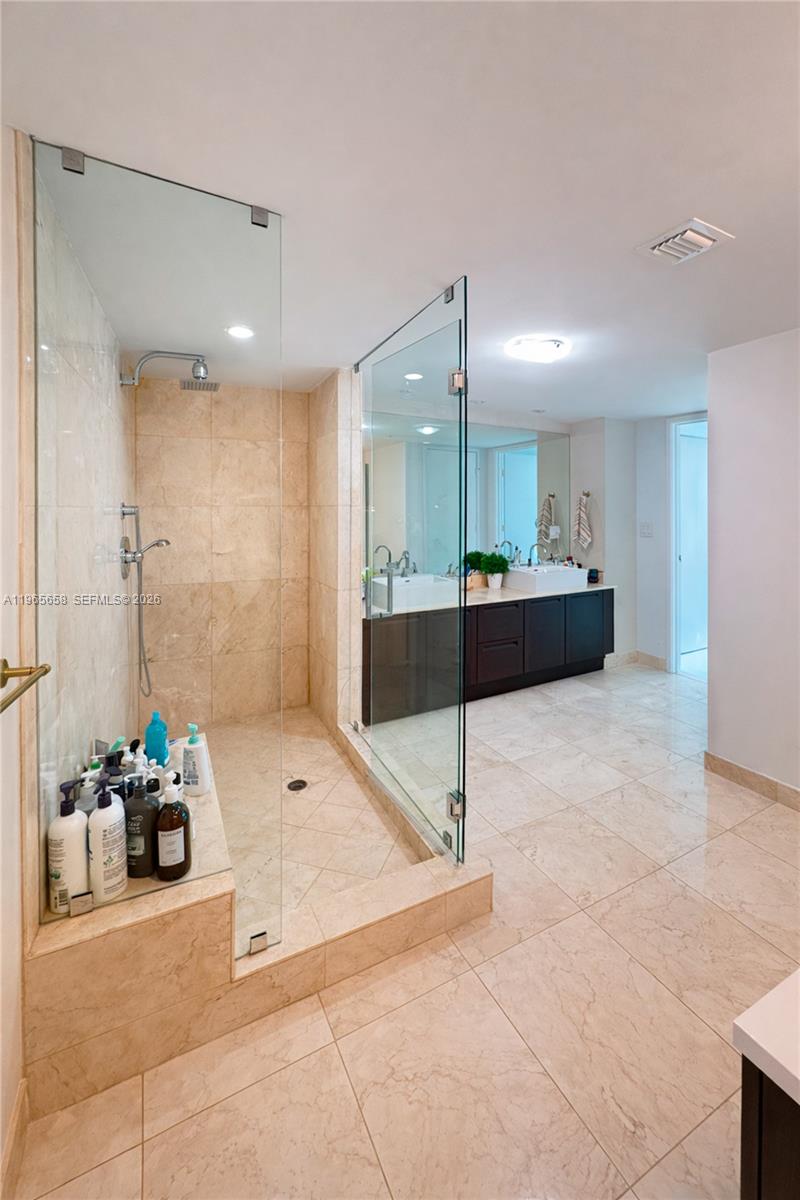 ST TROPEZ ON THE BAY III - Residential