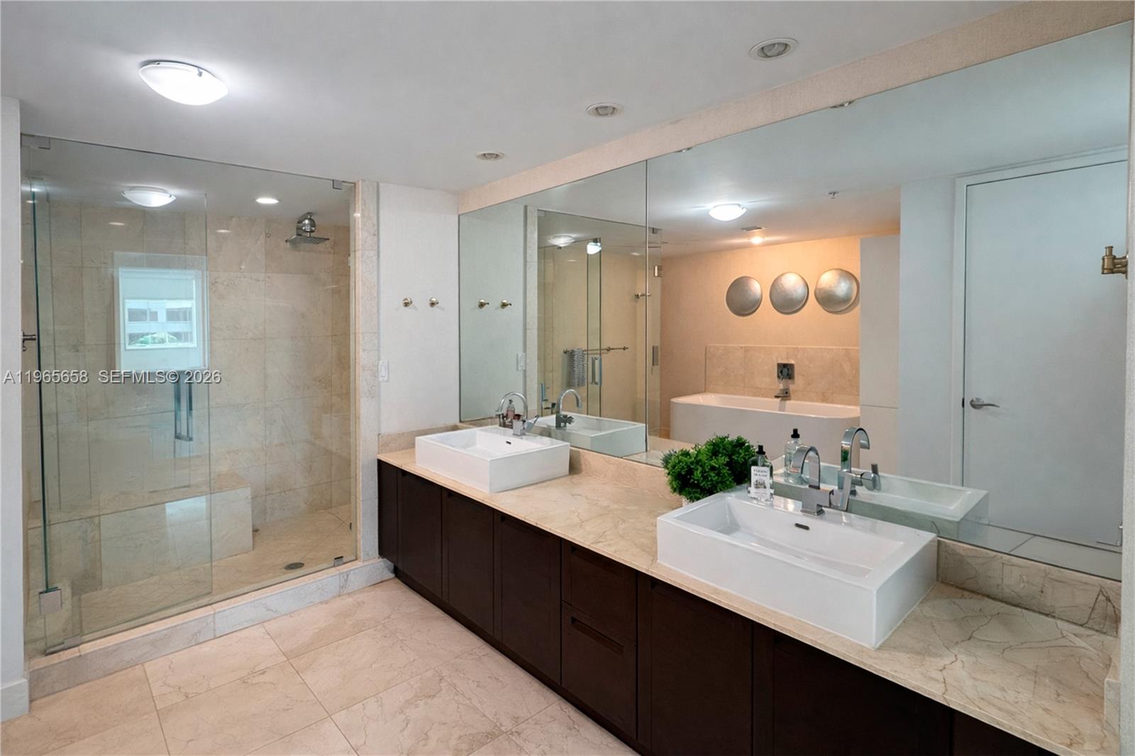 ST TROPEZ ON THE BAY III - Residential