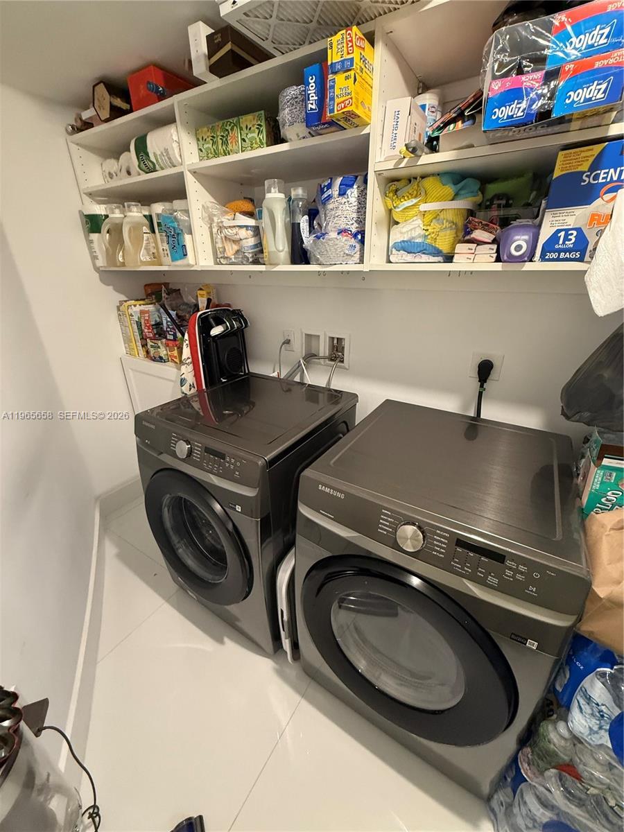 ST TROPEZ ON THE BAY III - Residential