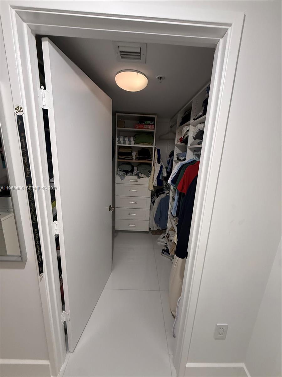 ST TROPEZ ON THE BAY III - Residential