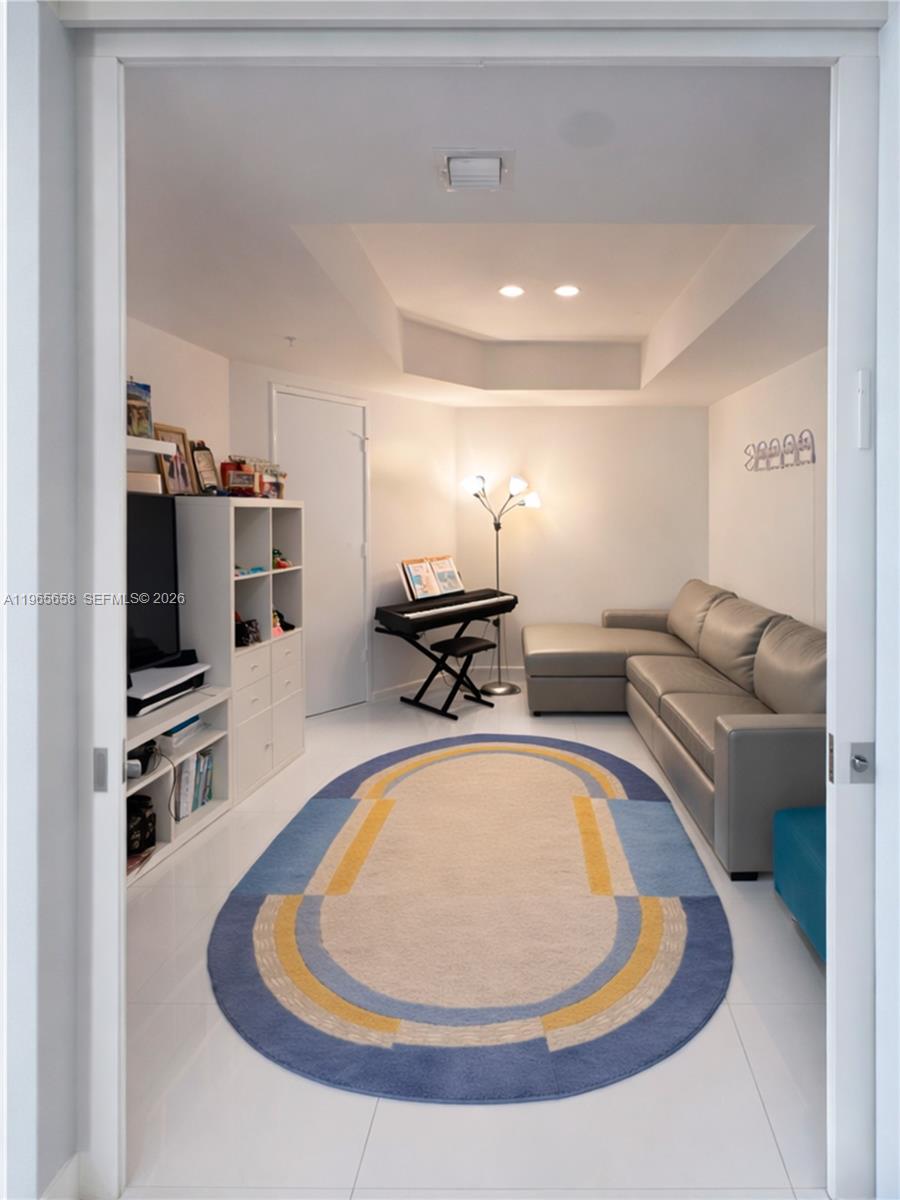 ST TROPEZ ON THE BAY III - Residential