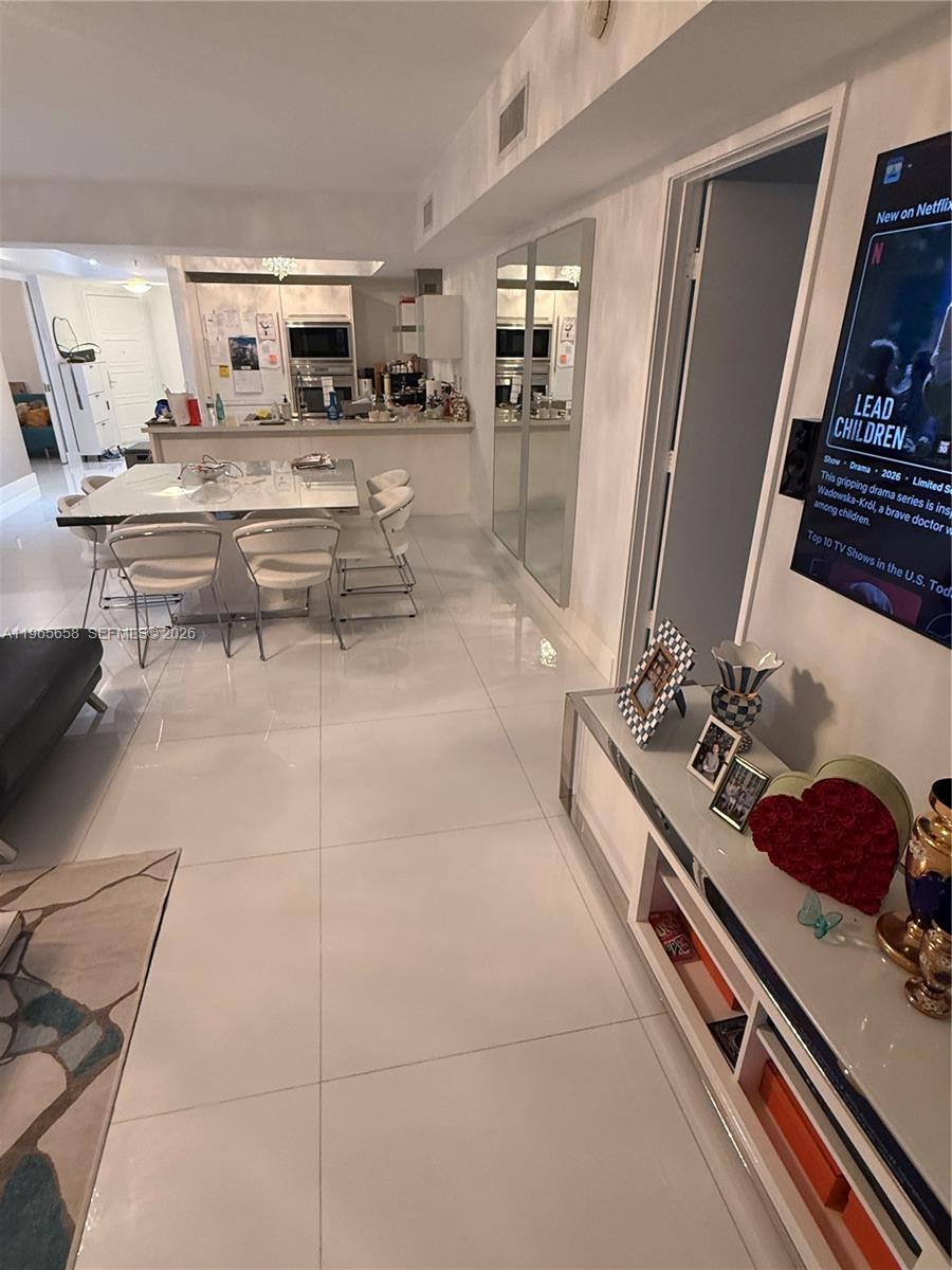 ST TROPEZ ON THE BAY III - Residential