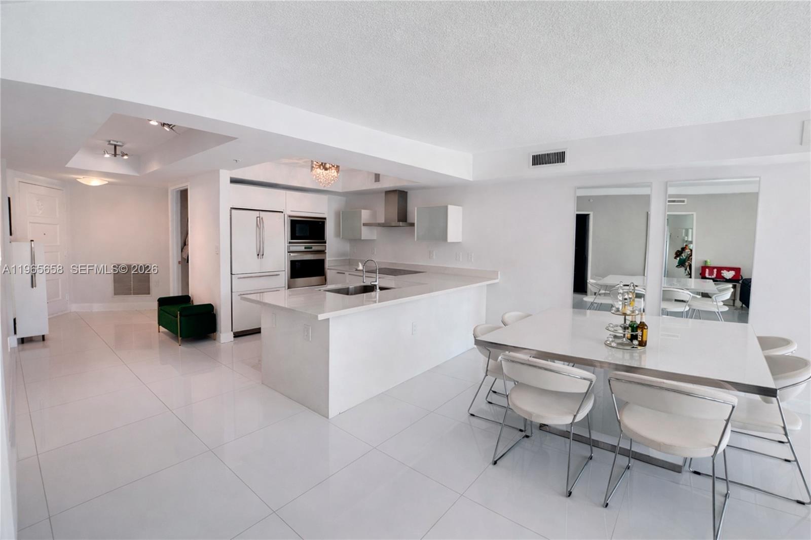 ST TROPEZ ON THE BAY III - Residential