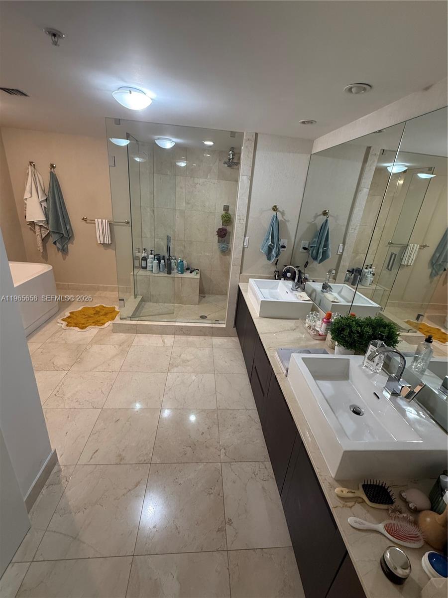 ST TROPEZ ON THE BAY III - Residential