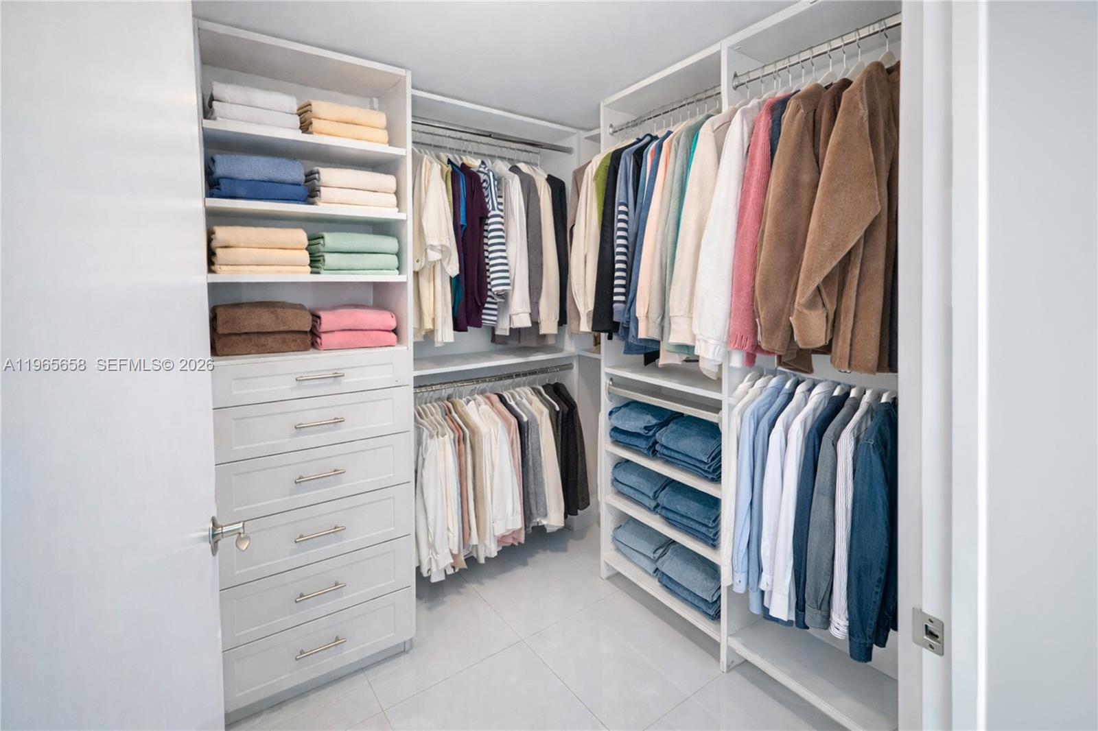 ST TROPEZ ON THE BAY III - Residential