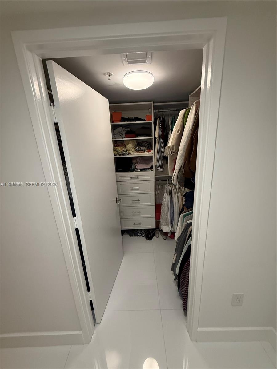 ST TROPEZ ON THE BAY III - Residential