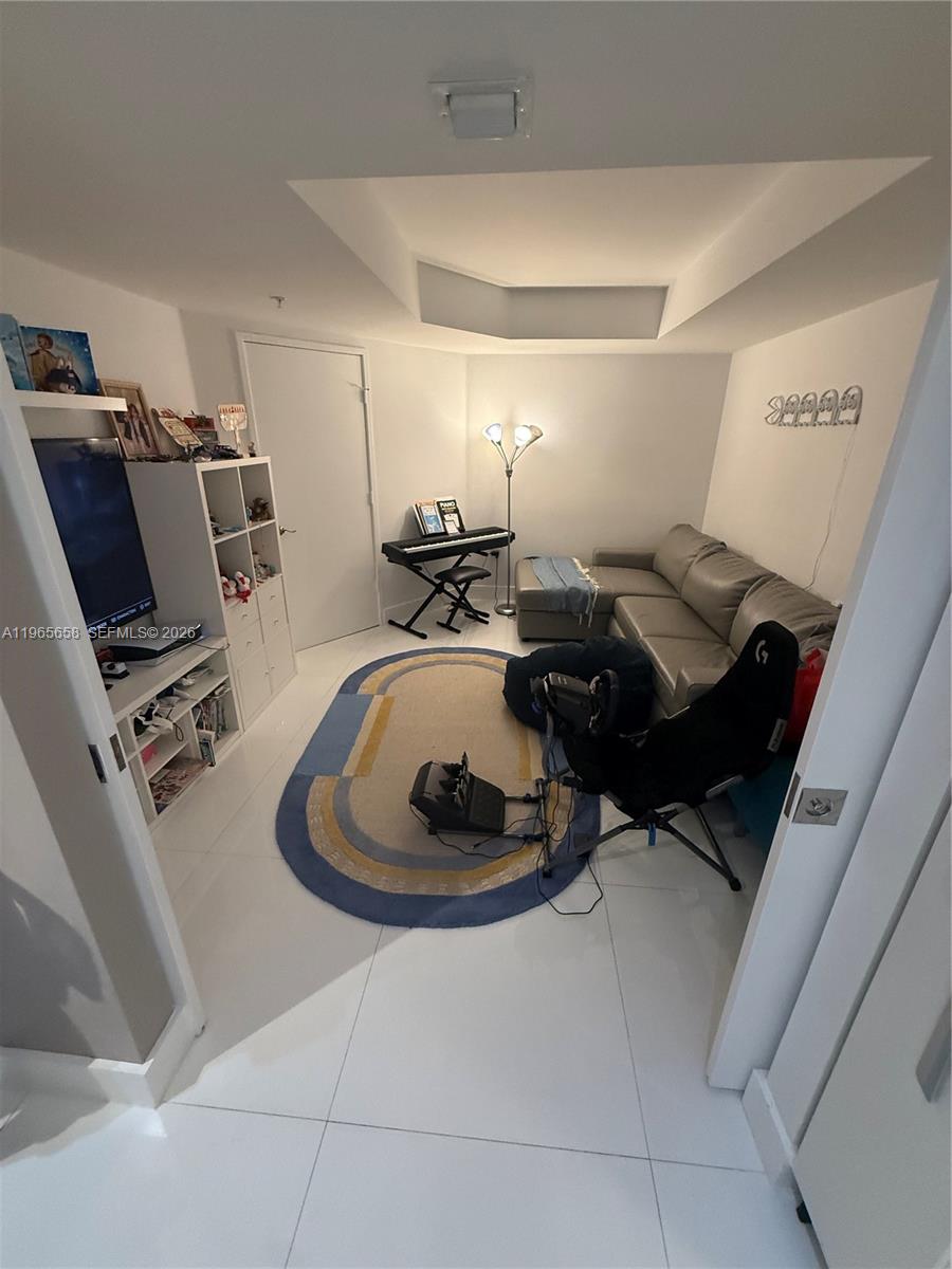 ST TROPEZ ON THE BAY III - Residential