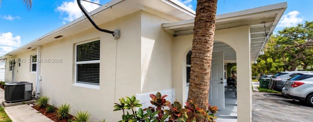 Photo of 953 SW 16 St #|, Fort Lauderdale, FL 33315 (MLS # A12014003)