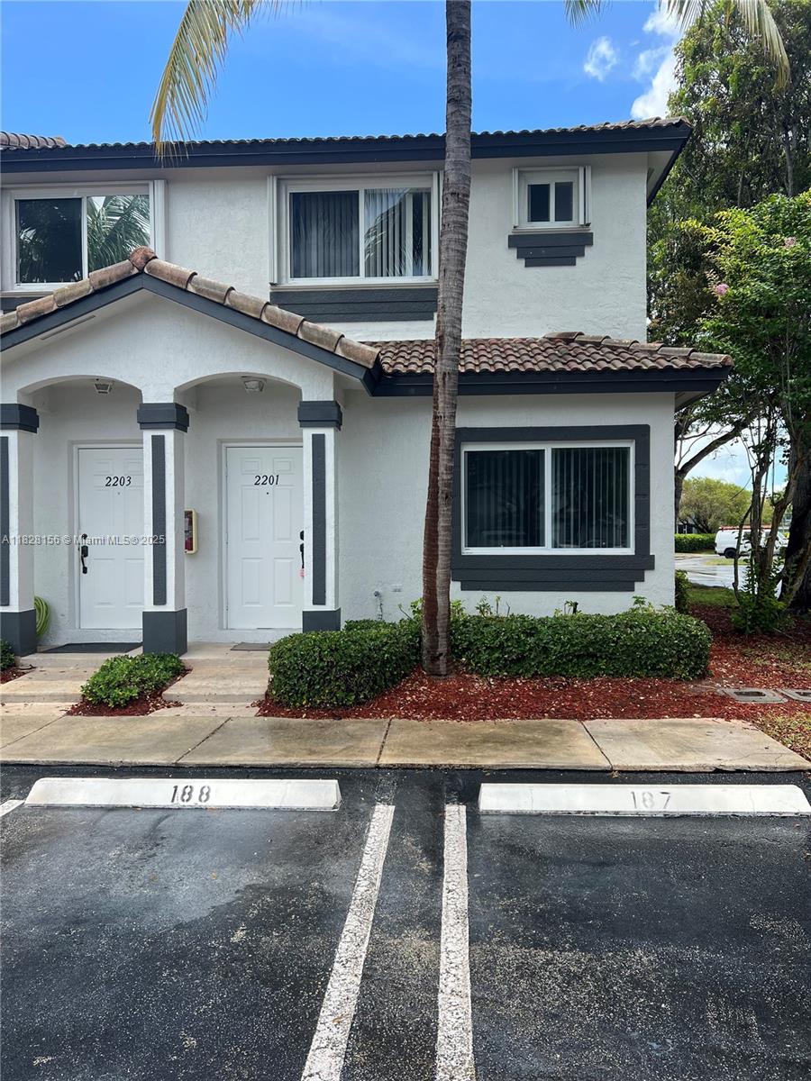 GREAT TOWNHOUSE IN GATED COMMUNITY. 2 BEDROOM AND 2 1/2 BATHROOM WITH SMALL FENCED BACK YARD. UNIT IS CARPETED THRU OUT. ATT BASIC CABLE AND INTERNET INCLUDED. COMMUNITY HAS GUARD AT GATE AND COMMUNITY POOL.