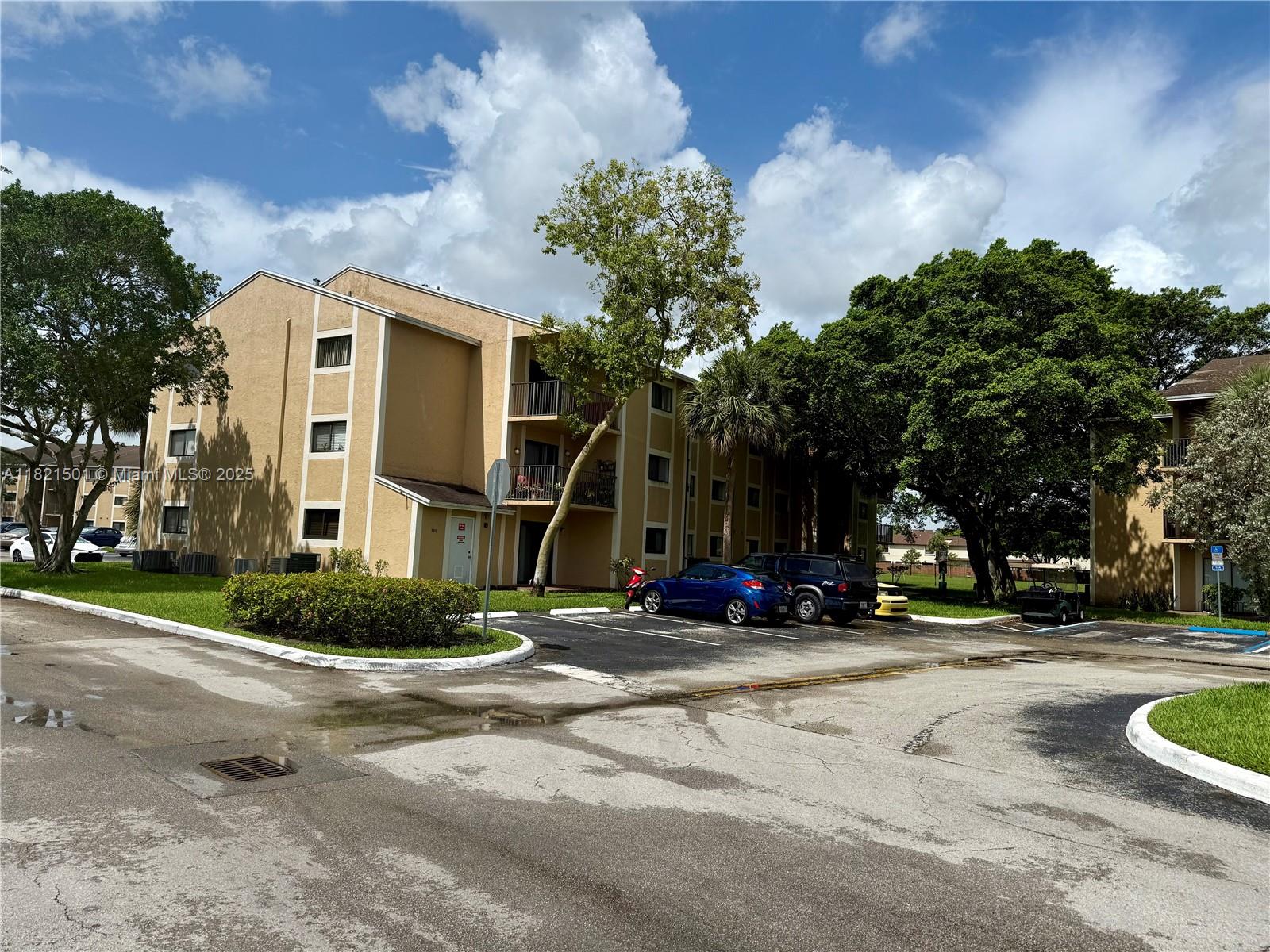 Rental Property at 350 W Palm Cir W 107, Pembroke Pines, Miami-Dade County, Florida - Bedrooms: 1 
Bathrooms: 1  - $1,700 MO.