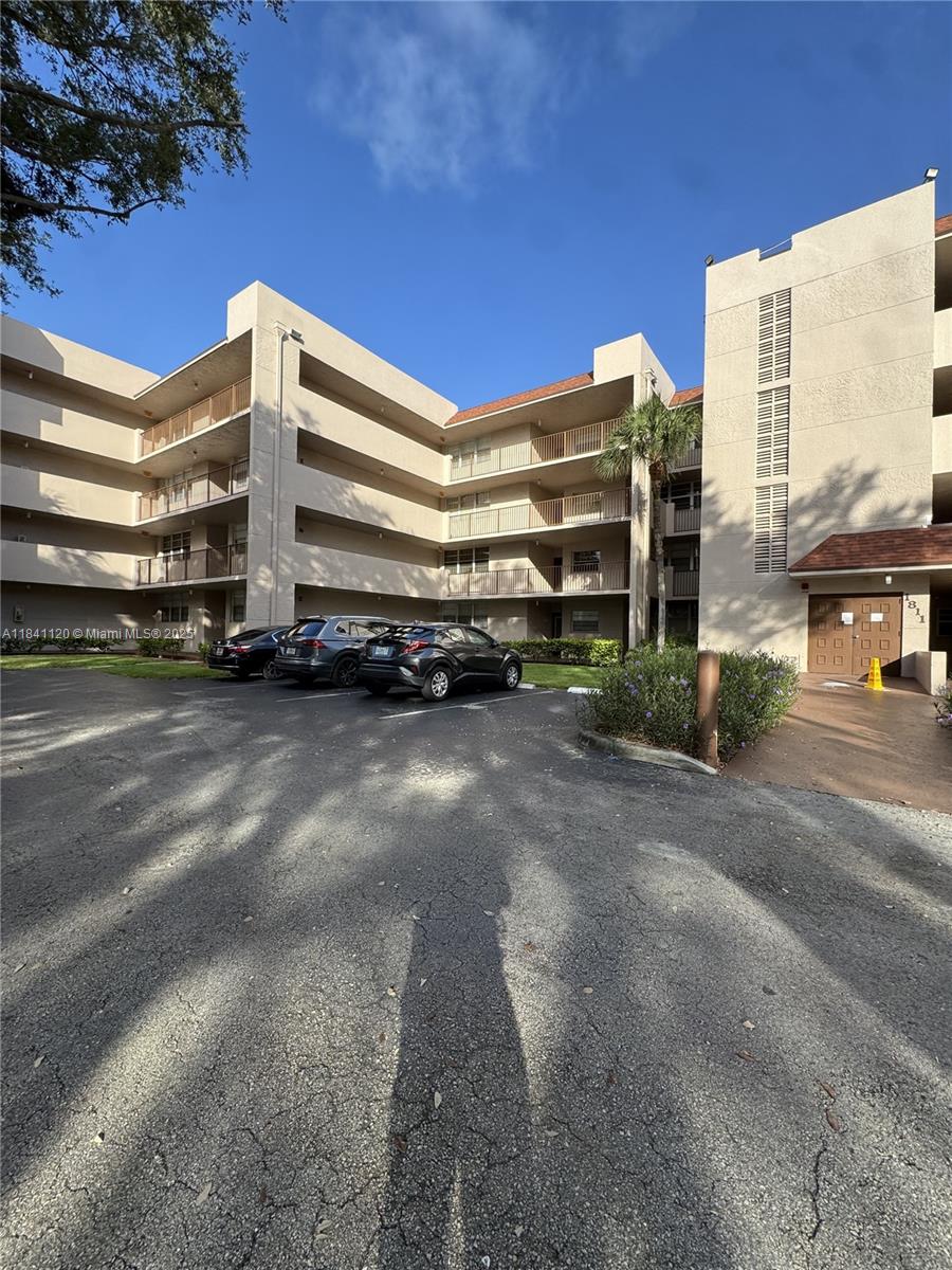 Spacious 3-bedroom, 2-bath condo in the heart of Davie! This bright and well-maintained unit features a split floor plan, large living and dining areas, and a private balcony. The rent includes water and trash, offering added value and convenience. Located close to top-rated schools, shopping, restaurants, and major highways. Enjoy South Florida living in a quiet and well-kept community. Ready for immediate move-in! WASHER AND DRYER INSIDE.
THE CONDO IS LOCATED IN AN EXCELLENT SCHOOLS AREA.