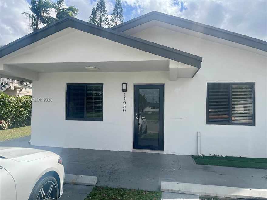 Excellent Location!!!!Beautifully renovated 2 bed-1 bath duplex. The unit offers a clean design including quartz counter top, stainless steel appliances, washer and dryer inside the unit. Upgrades include Impact windows and doors.