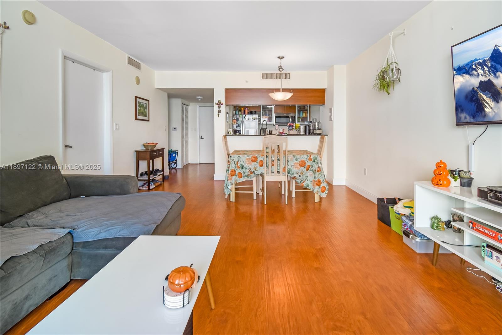 1800 CLUB CONDO - Residential Lease