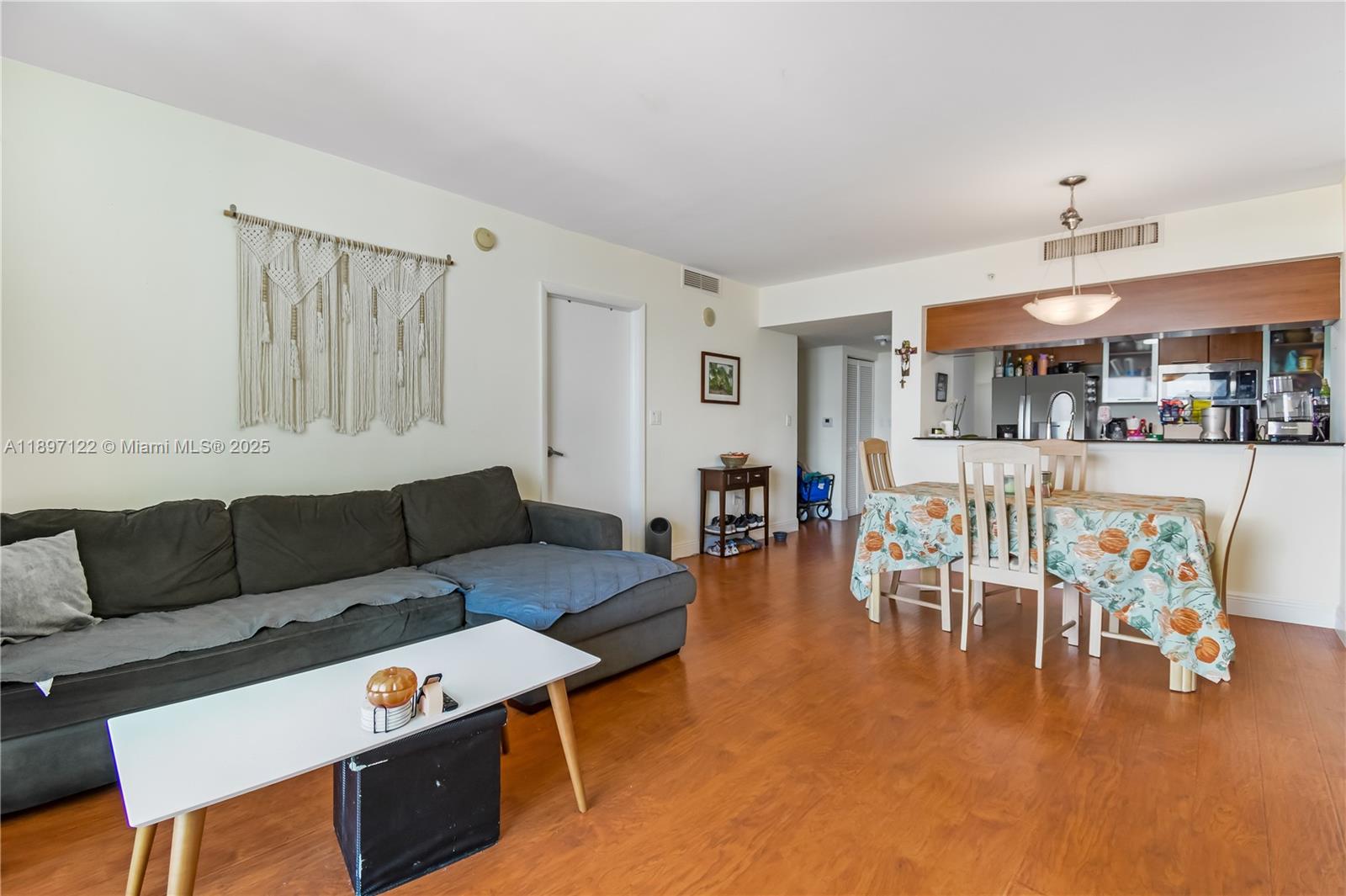 1800 CLUB CONDO - Residential Lease