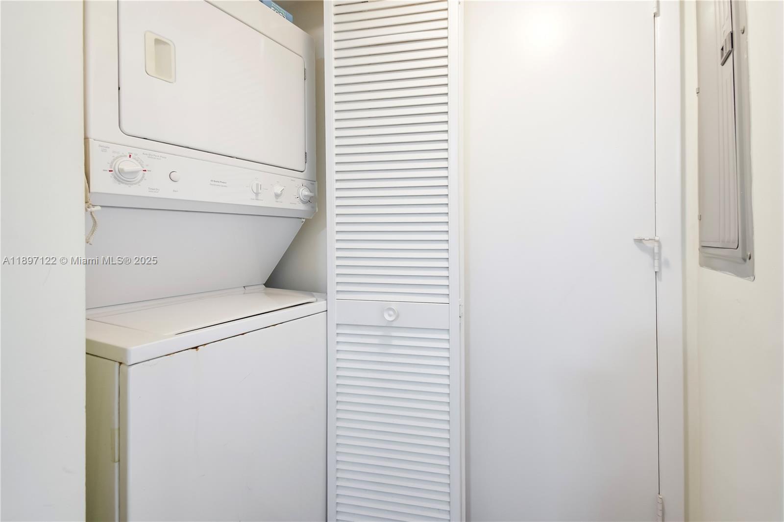 1800 CLUB CONDO - Residential Lease