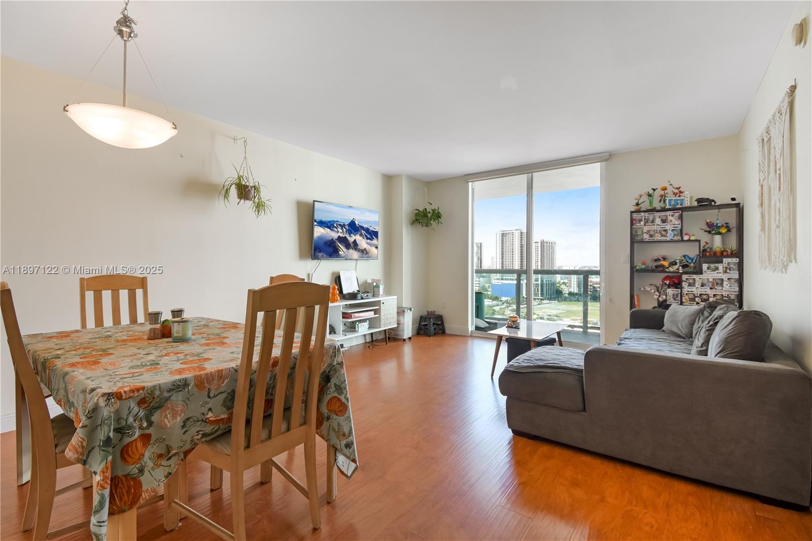 1800 CLUB CONDO - Residential Lease