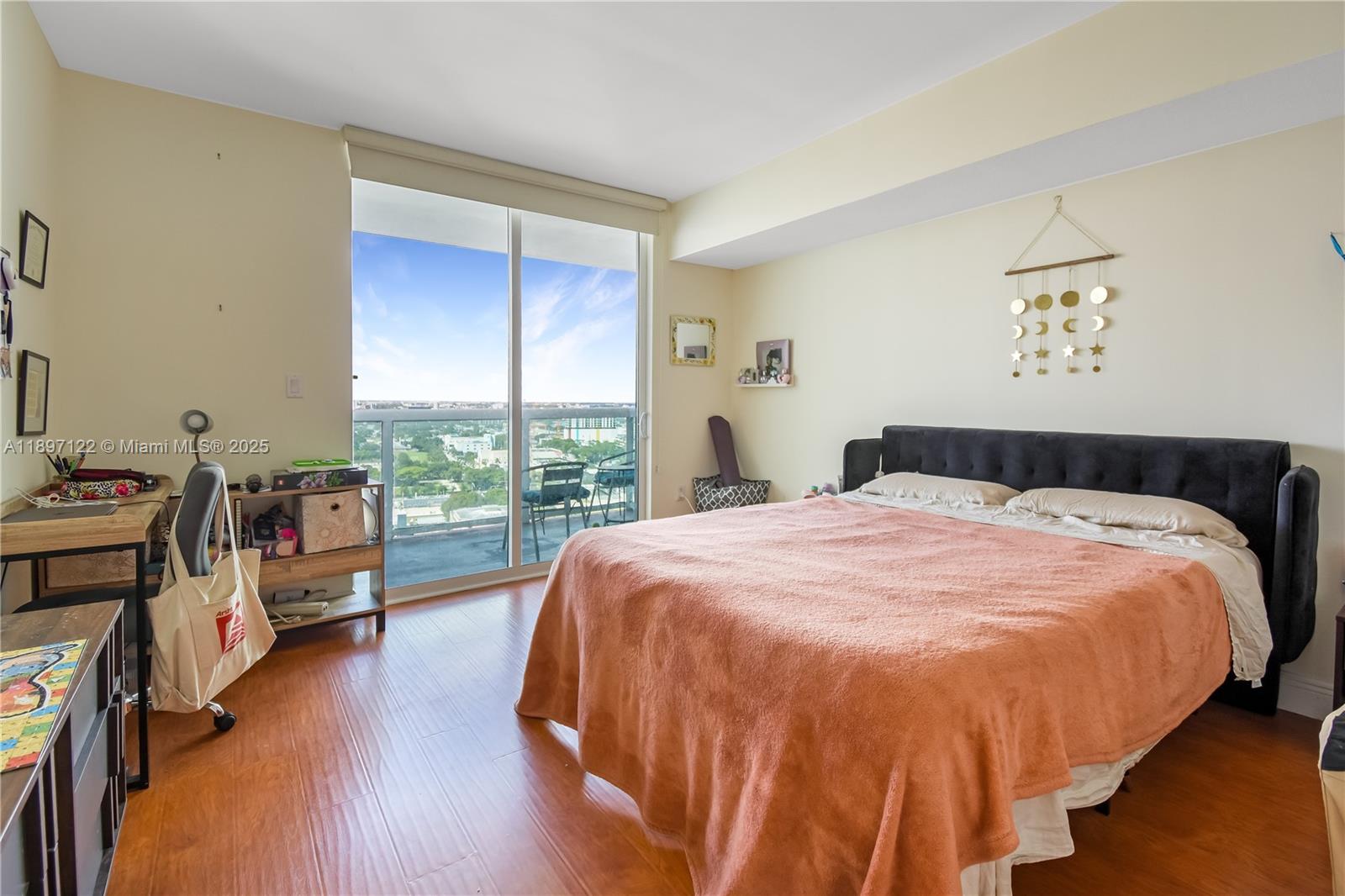1800 CLUB CONDO - Residential Lease