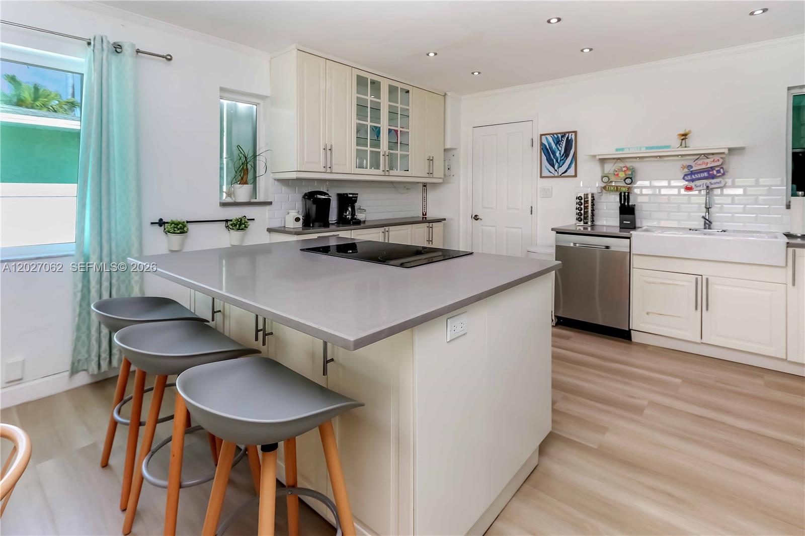HOLLYWOOD LAKES SECTION - Residential