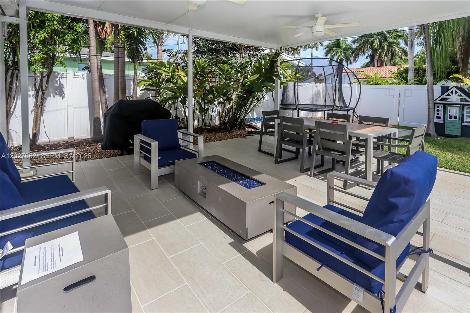 HOLLYWOOD LAKES SECTION - Residential