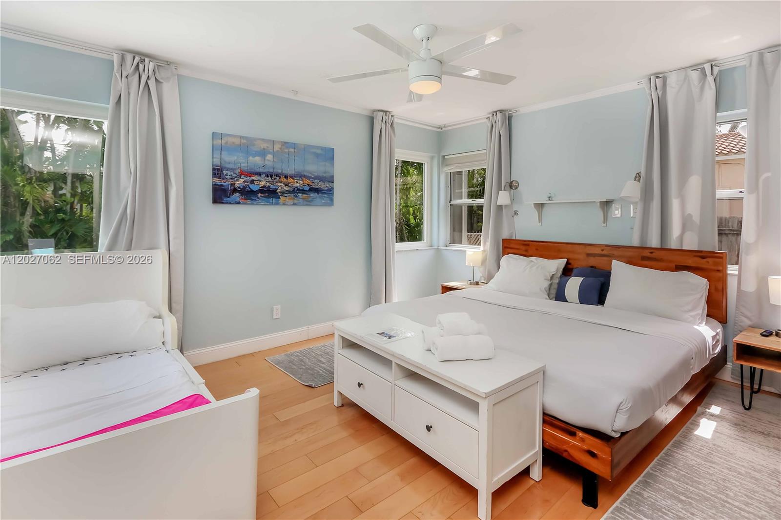 HOLLYWOOD LAKES SECTION - Residential