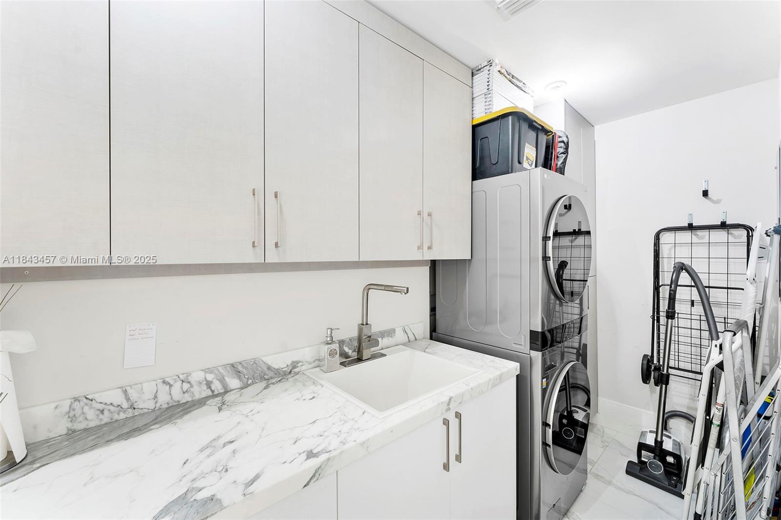 PARQUE TOWERS CONDO - Residential