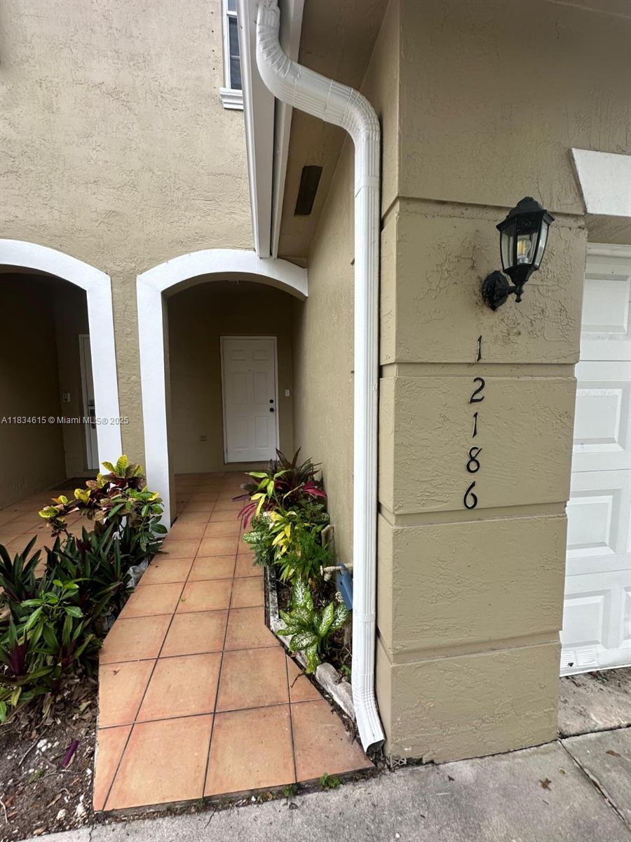 Beautiful Two-Story 3-Bedroom, 2.5-Bath Townhome in the Prestigious Pelican Pointe Community of Pembroke Pines.
This spacious corner unit features a bright and open layout with tile flooring on the first level and wood flooring upstairs. Enjoy three comfortable bedrooms with walk-in closets, 2.5 bathrooms, and the convenience of a one-car garage. Located in a sought-after gated community with excellent amenities and a prime location.