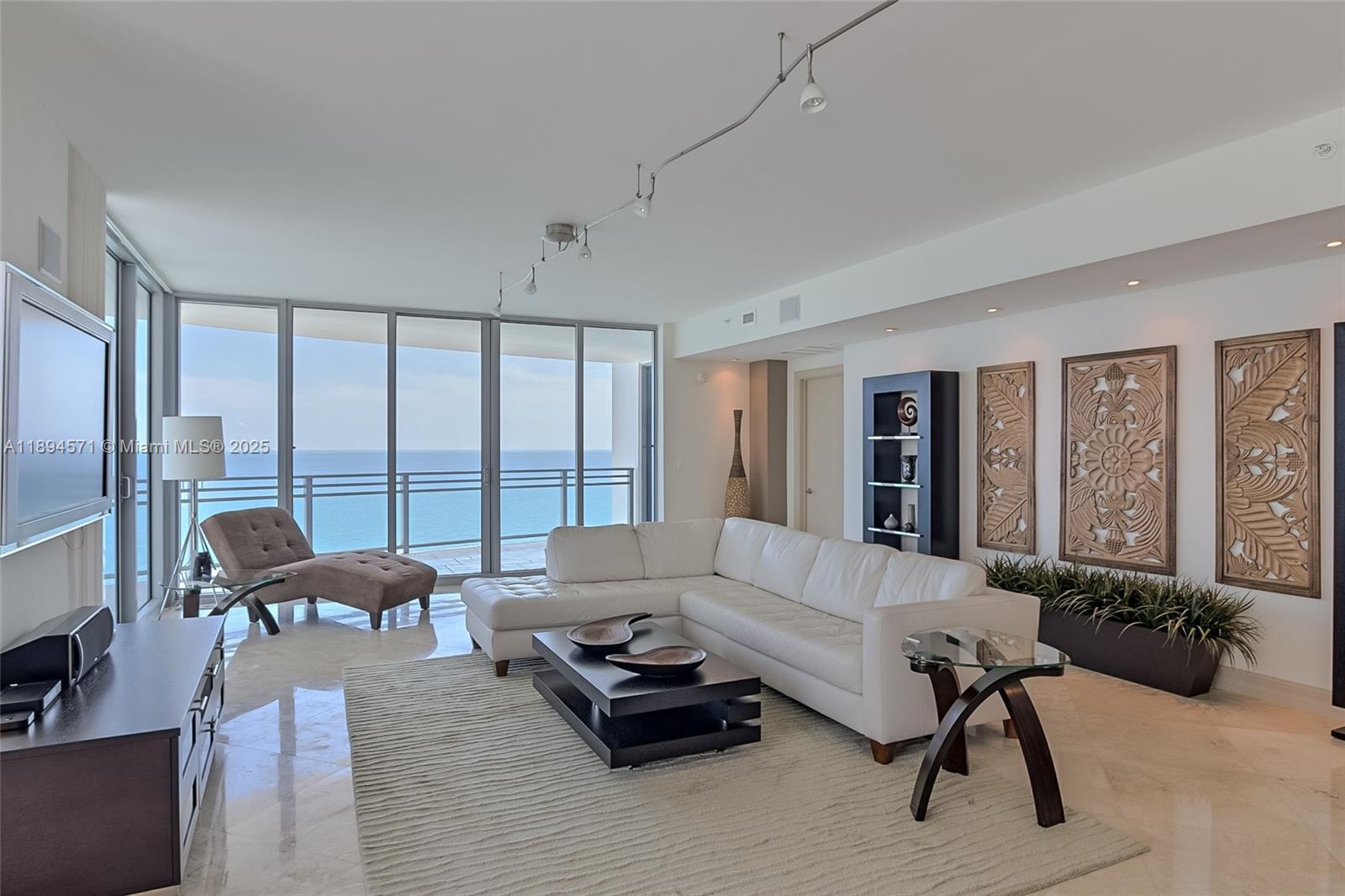 DIPLOMAT OCEANFRONT RESID - Residential Lease