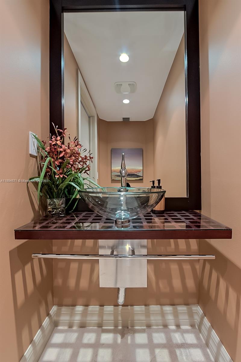 DIPLOMAT OCEANFRONT RESID - Residential Lease
