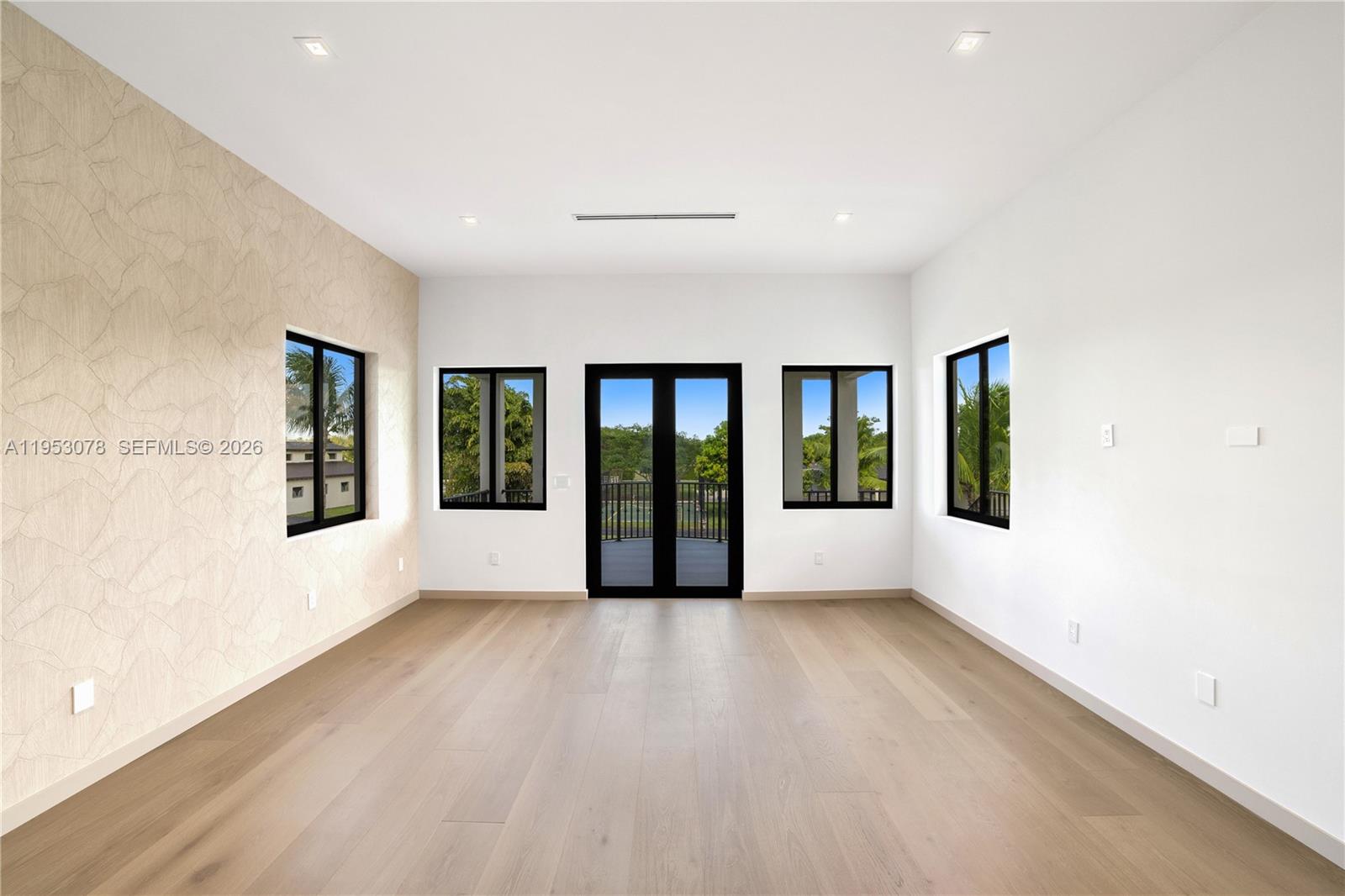 LINDBERGH'S LANDING - Residential