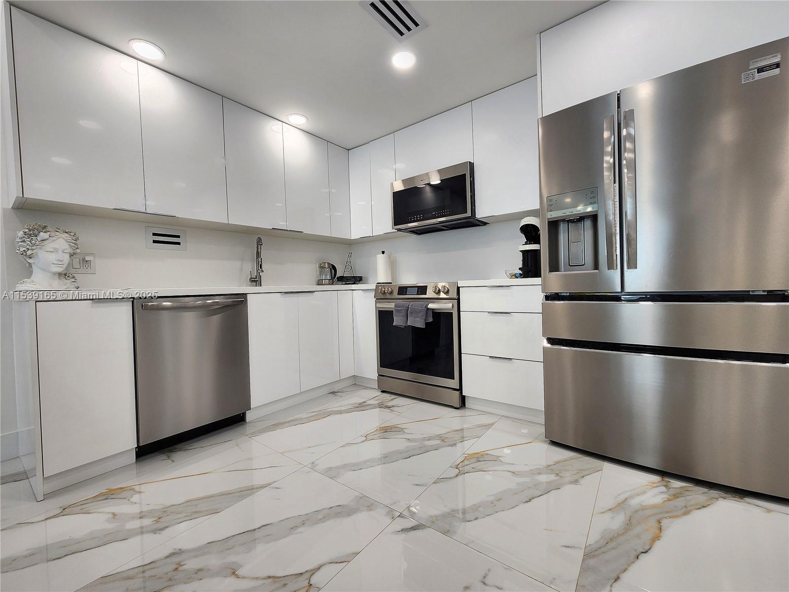 ALEXANDER TOWERS CONDO - Residential Lease