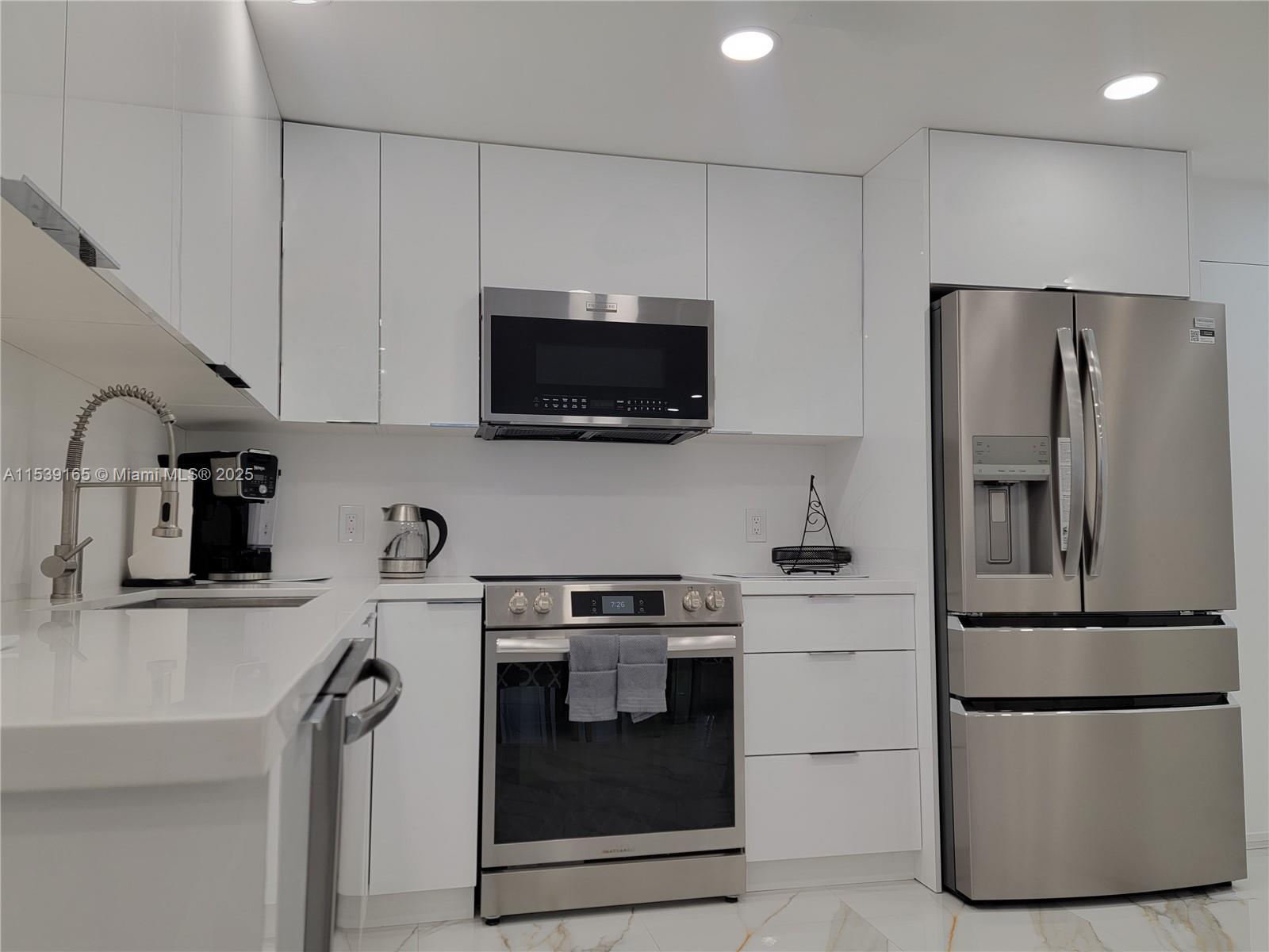 ALEXANDER TOWERS CONDO - Residential Lease