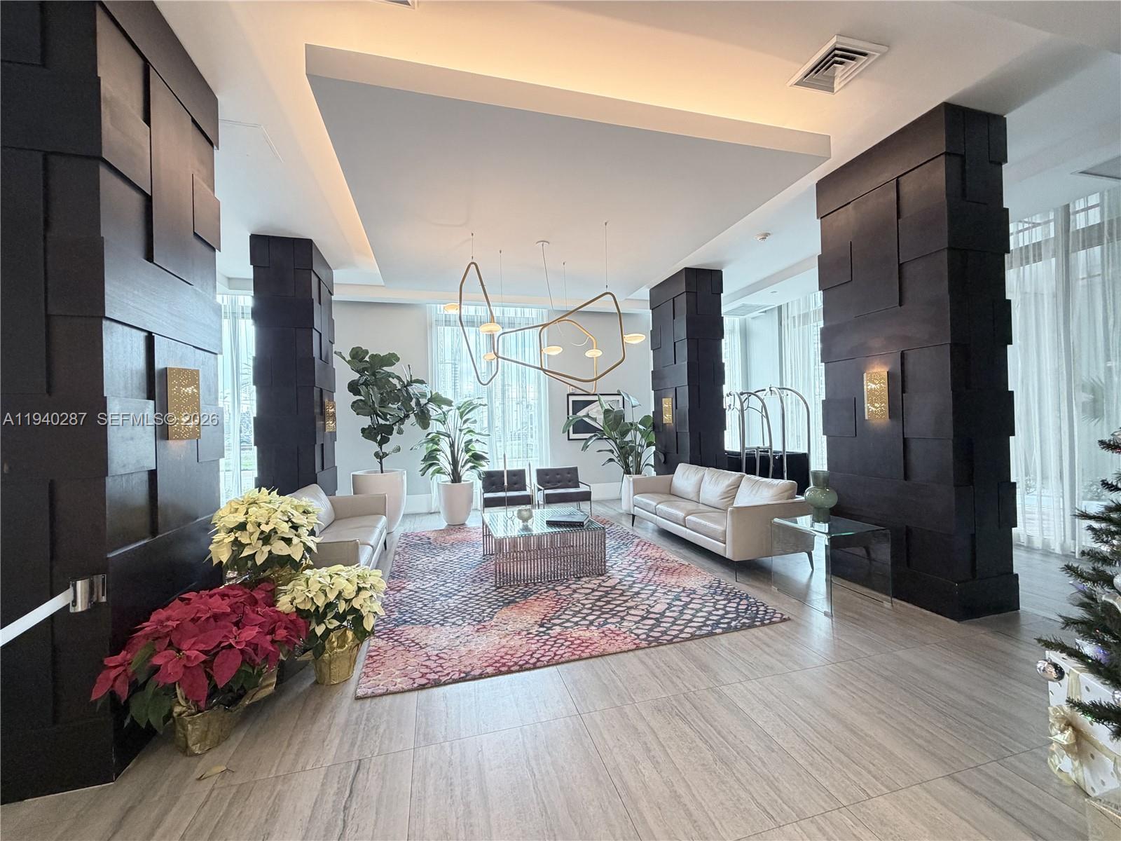 HOLLYWOOD STATION RES CON - Residential