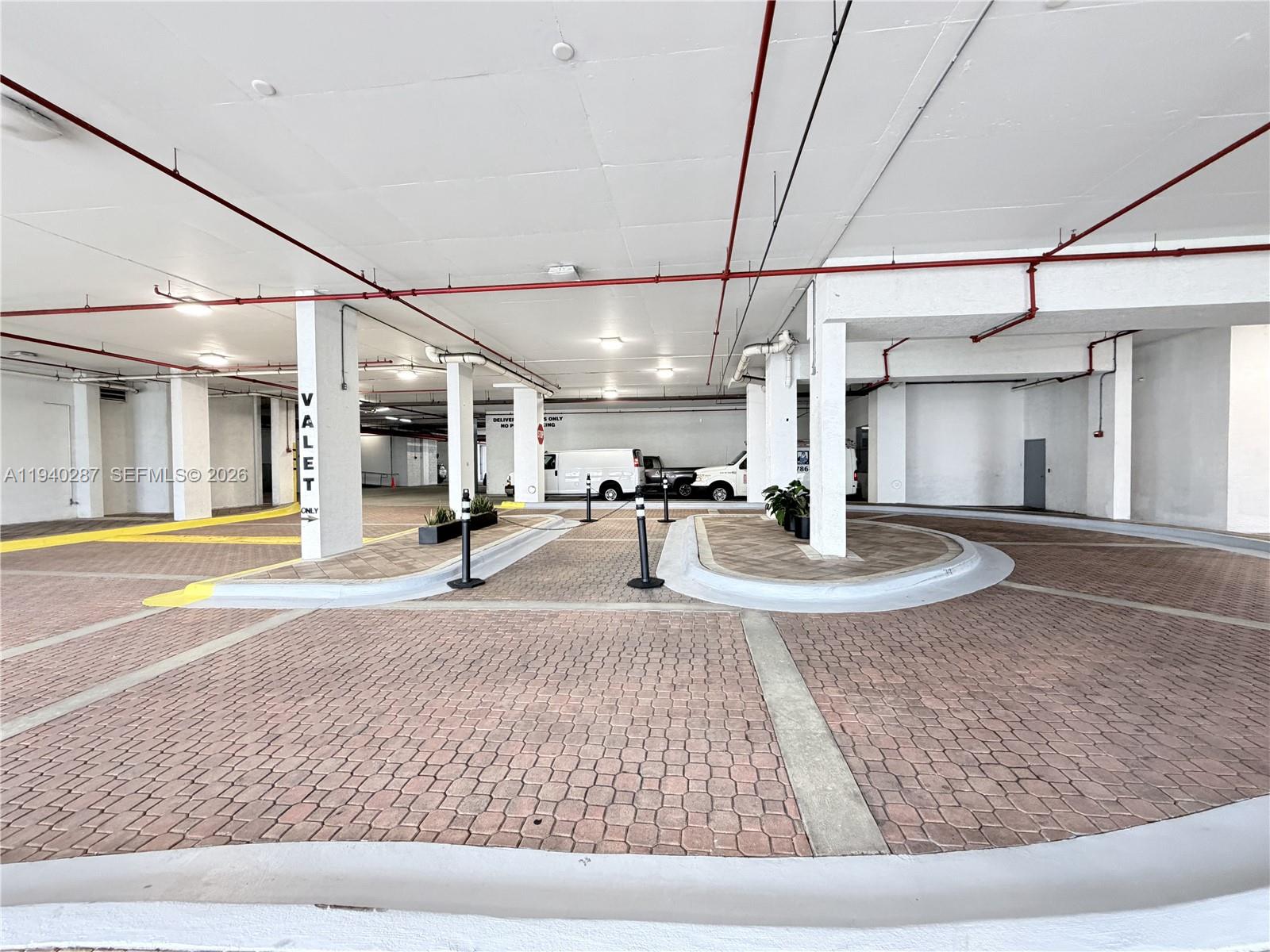 HOLLYWOOD STATION RES CON - Residential