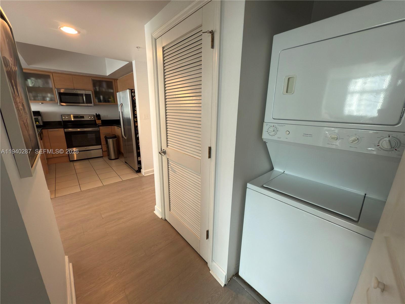 HOLLYWOOD STATION RES CON - Residential