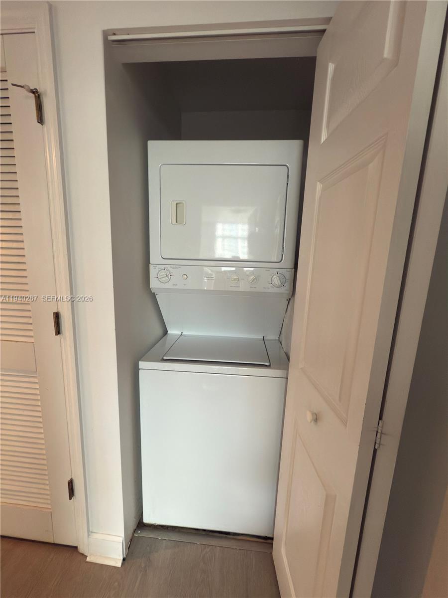 HOLLYWOOD STATION RES CON - Residential