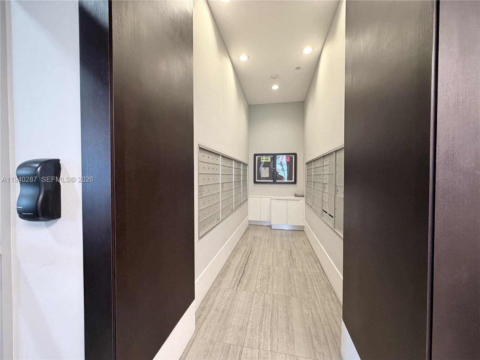 HOLLYWOOD STATION RES CON - Residential