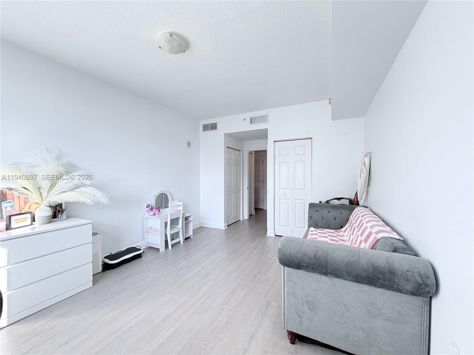 HOLLYWOOD STATION RES CON - Residential