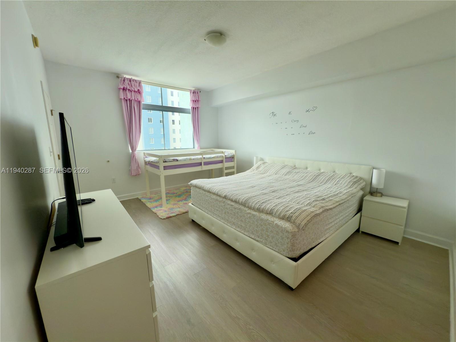 HOLLYWOOD STATION RES CON - Residential