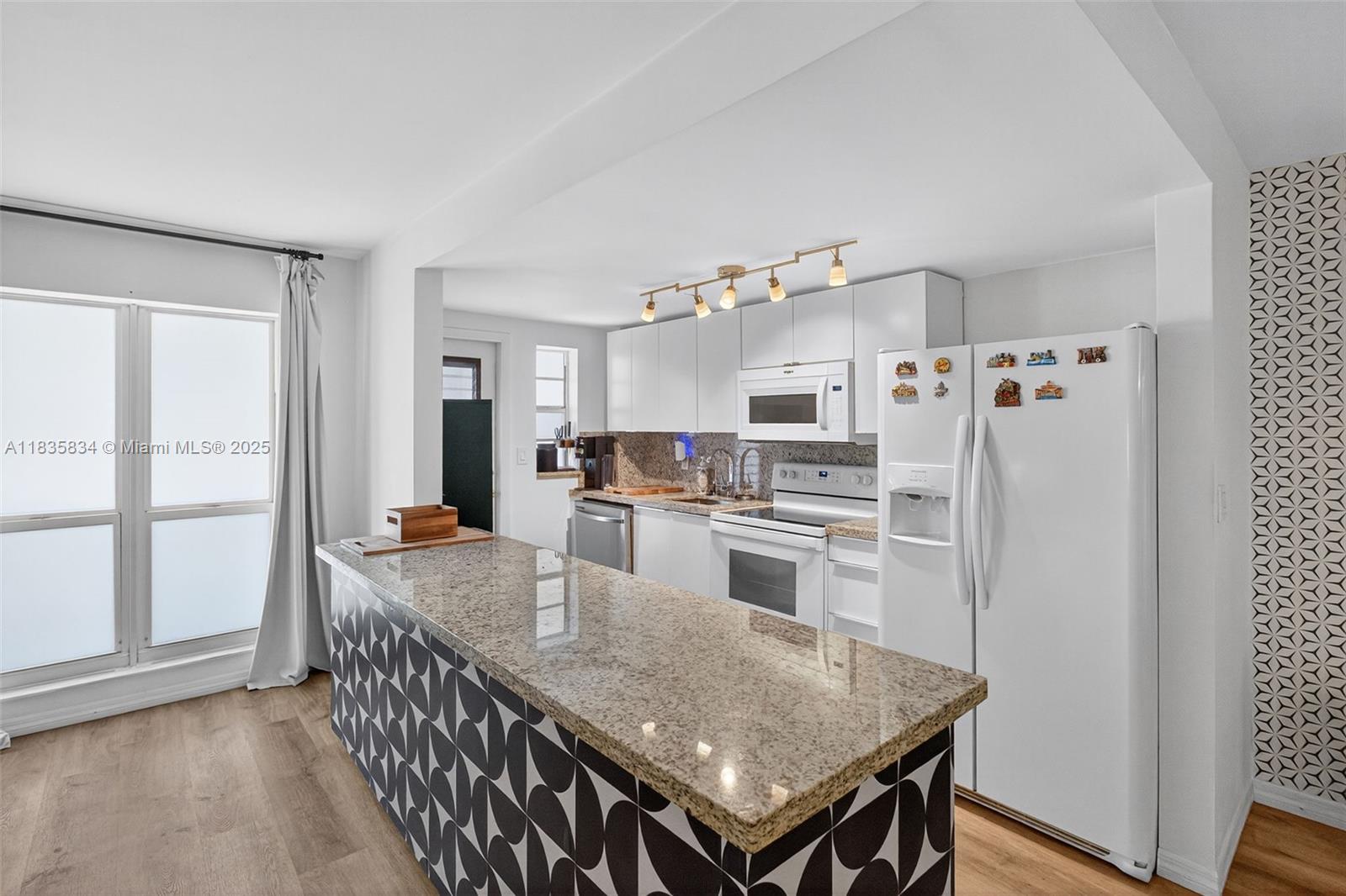 1340 Lincoln Rd 403, Miami Beach, FL, 33139/$325,000 4 1340 Lincoln Rd 403