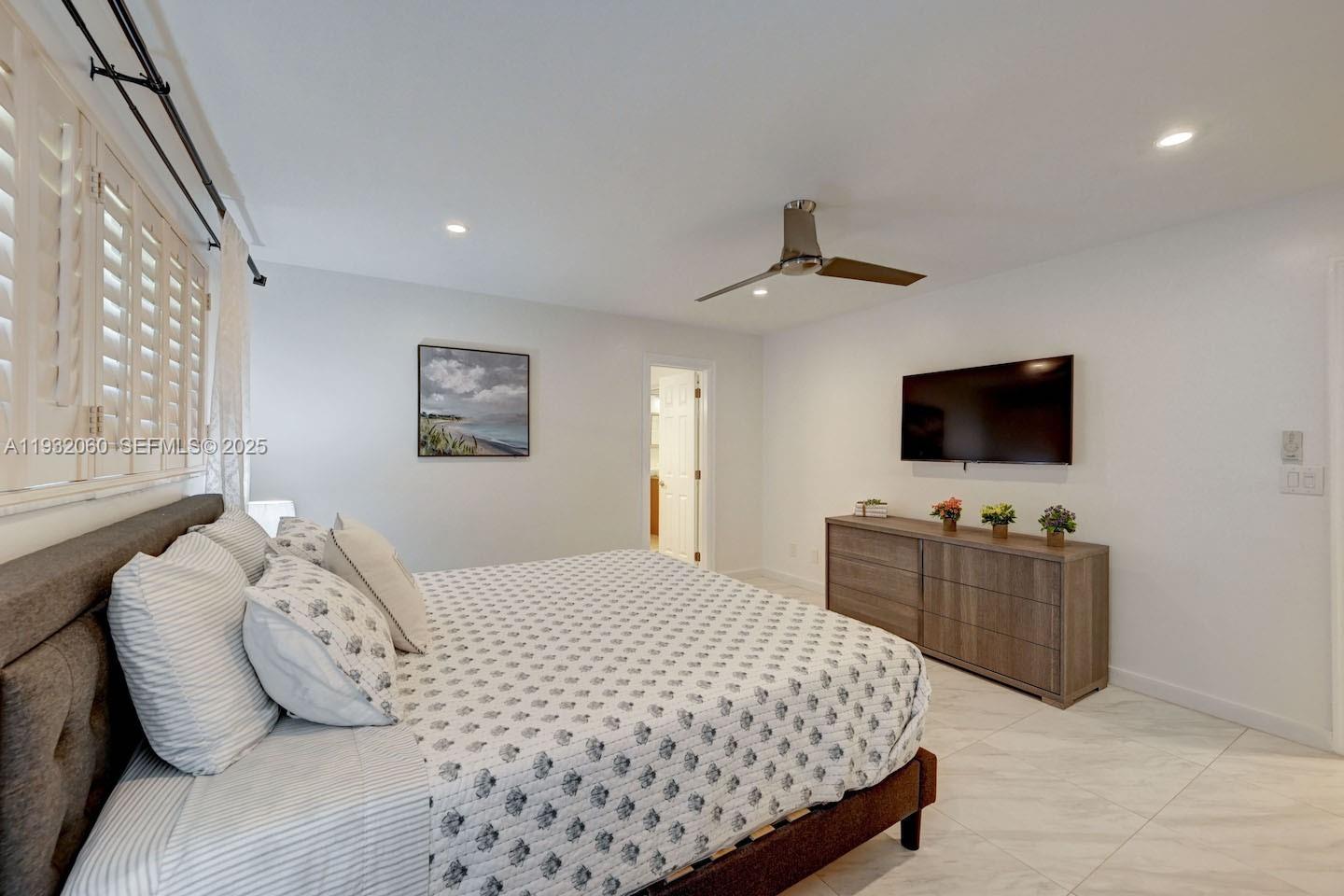 HOLLYWOOD LAKES SECTION - Residential