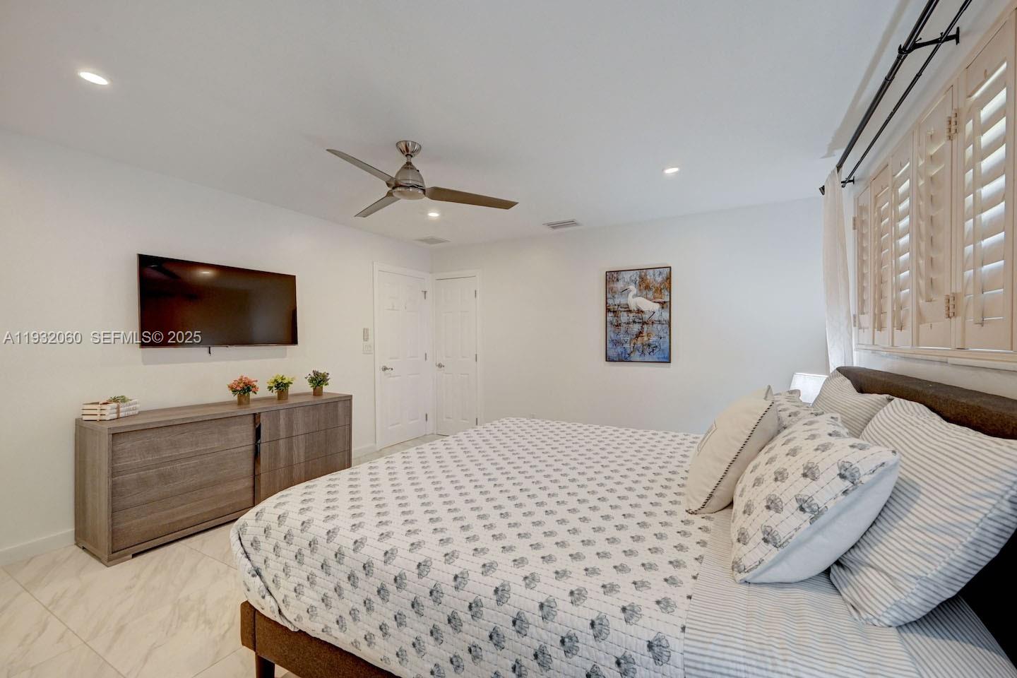 HOLLYWOOD LAKES SECTION - Residential