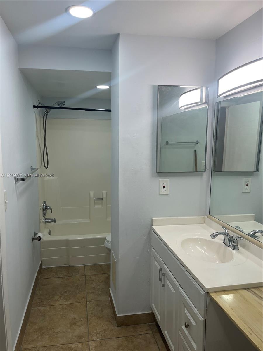 BROOKFIELD SQUARE CONDO - Residential Lease