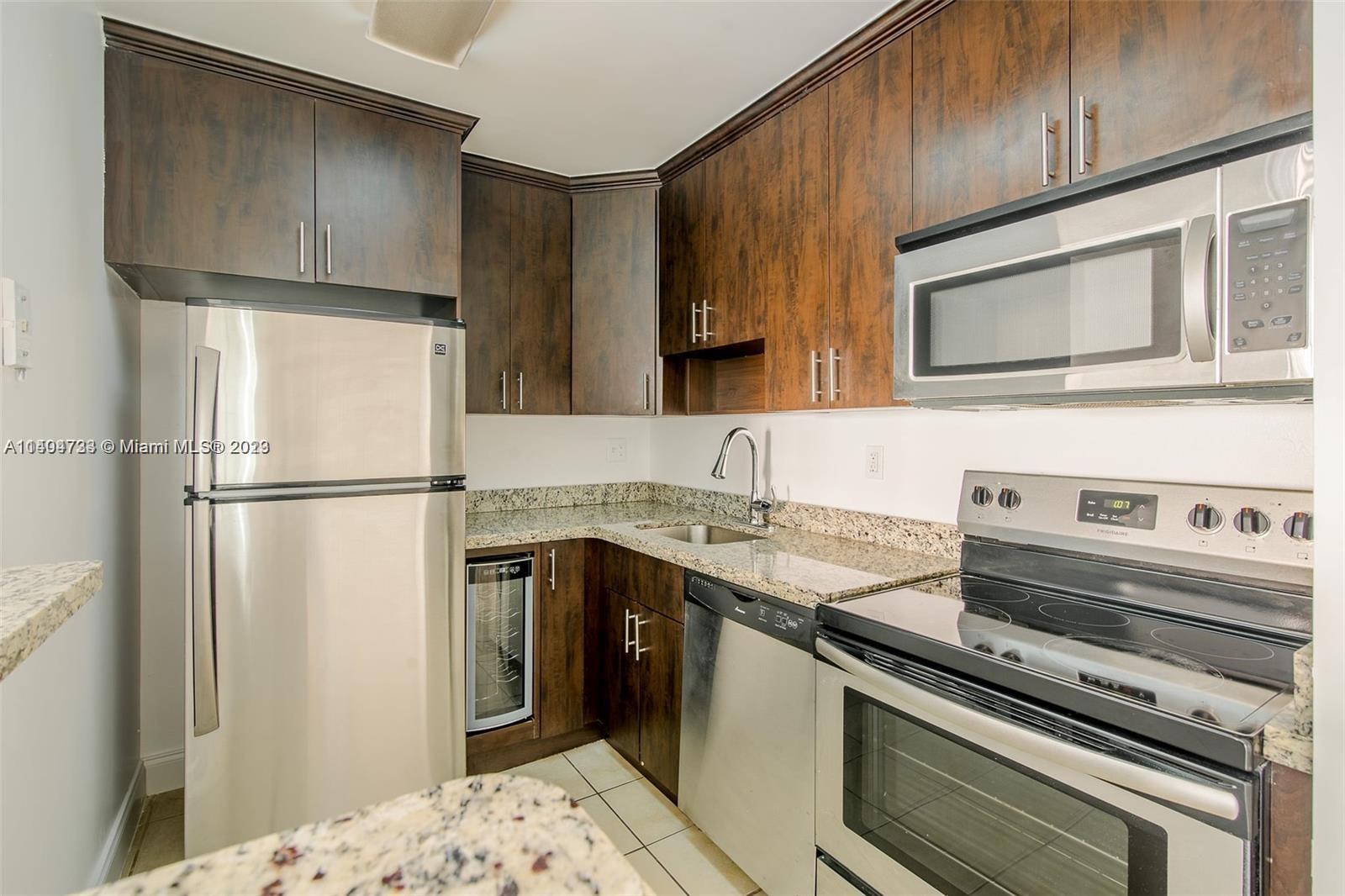 Beautiful One bedroom one bathroom condo on in the desirable gated and quiet community of Villa Bellini
Great location. Amenities: pool, Gym, Jacuzzi, Tennis Court, Racquetball courts and a Security guard on site.
This incredible gated community is near to shopping malls and has easy access to major highways. No pets allow.