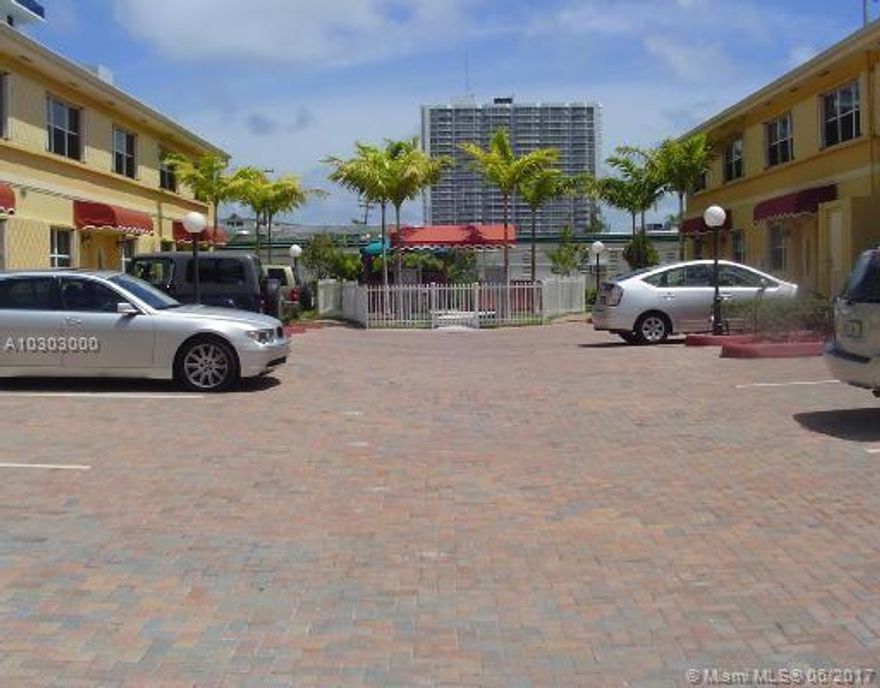 WONDERFUL 2 LEVELS TOWNHOME 2B/1.5 BAHTS, WITH GARDEN FOR YOUR PET, BEAUTIFUL KITCHEN W/GRANITE COUNTERTOPS, SS APPLIANCES, WASHER/DRYER IN UNIT, WOOD FLOORS, FRAMELESS SHOWER DOOR, UNIT IS READY, SO BRING YOUR FUSSIEST RENTER, TENANT OCCUPIED, DO NOT DISTURB, NEED 24H NOTICE TO SHOW, 1 TO 2 WEEKS APPROVAL