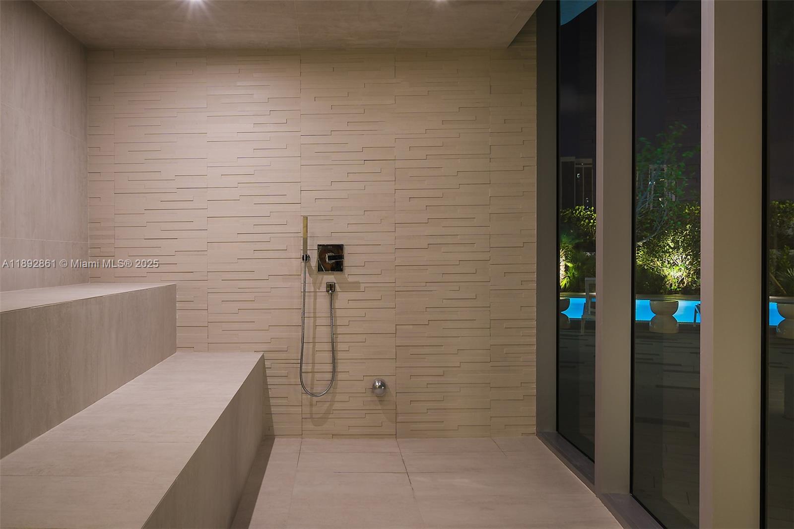 ARIA ON THE BAY - Residential